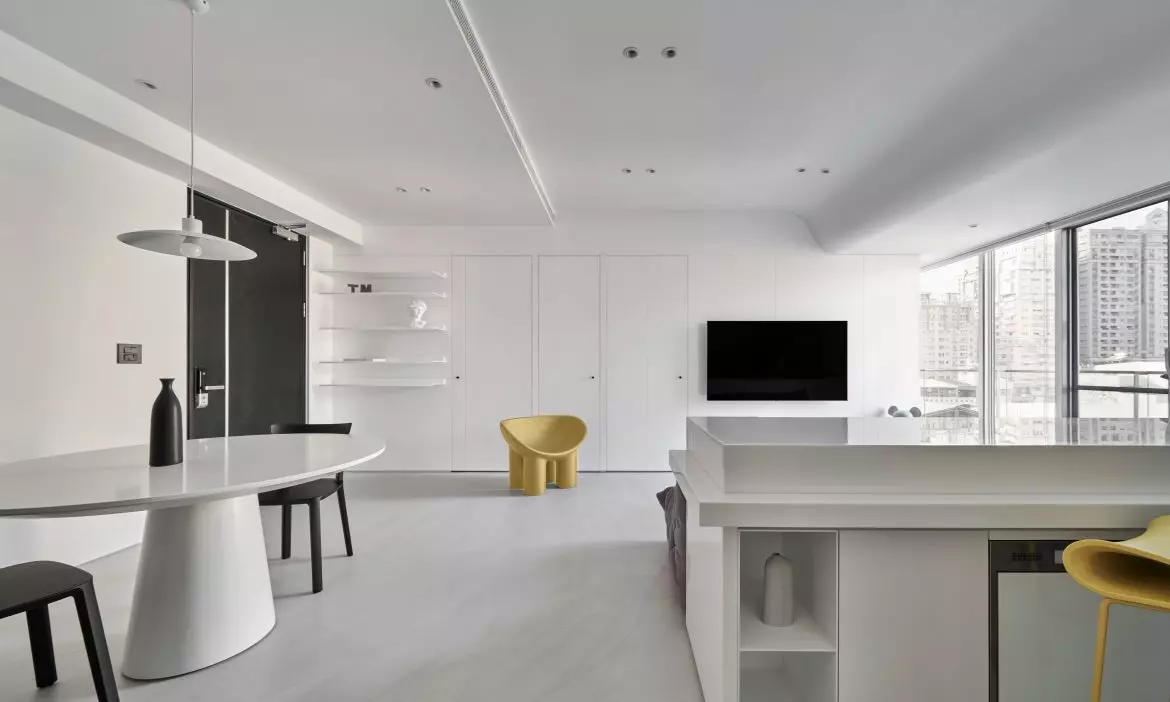Ngôi nhà có không gian trắng bao phủ mang đến sự tinh khiết và thông thoáng đến gia chủ, điểm sáng trong không gian này là những đồ nội thất màu đen càng thêm nổi bật