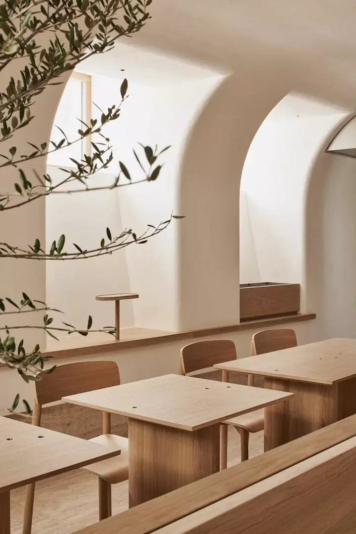 nhà hàng Osteria Betulla được đặt tên dựa trên ẩm thực truyền thống Ý, nên thiết kế bên trong nhà hàng cũng được chuyển hóa thành một không gian tại Ý mang đậm nét cổ điển và hiện đại