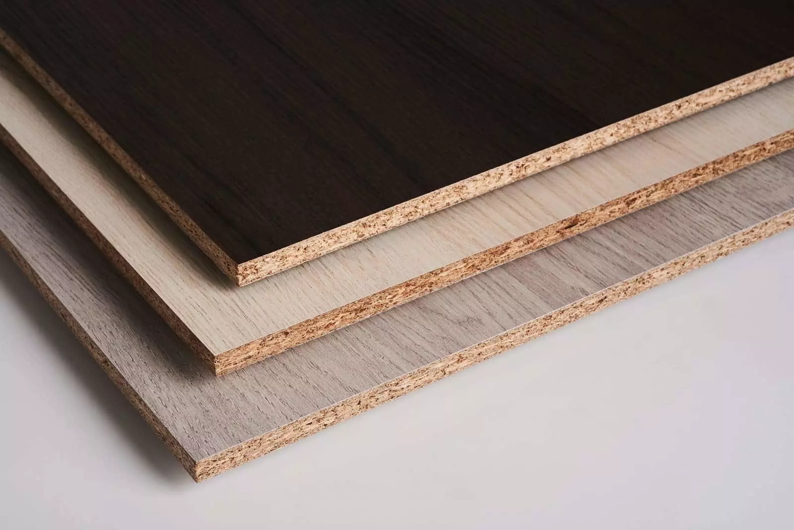 Trong thiết kế nội thất tối giản, 2 loại gỗ MFC và MDF được xem là vật liệu được lựa chọn, sử dụng nhiều nhất trong thiết kế không gian sống