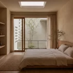 Phòng ngủ nhà ống tối giản Wabi Sabi với cửa kính lớn và ánh sáng tự nhiên